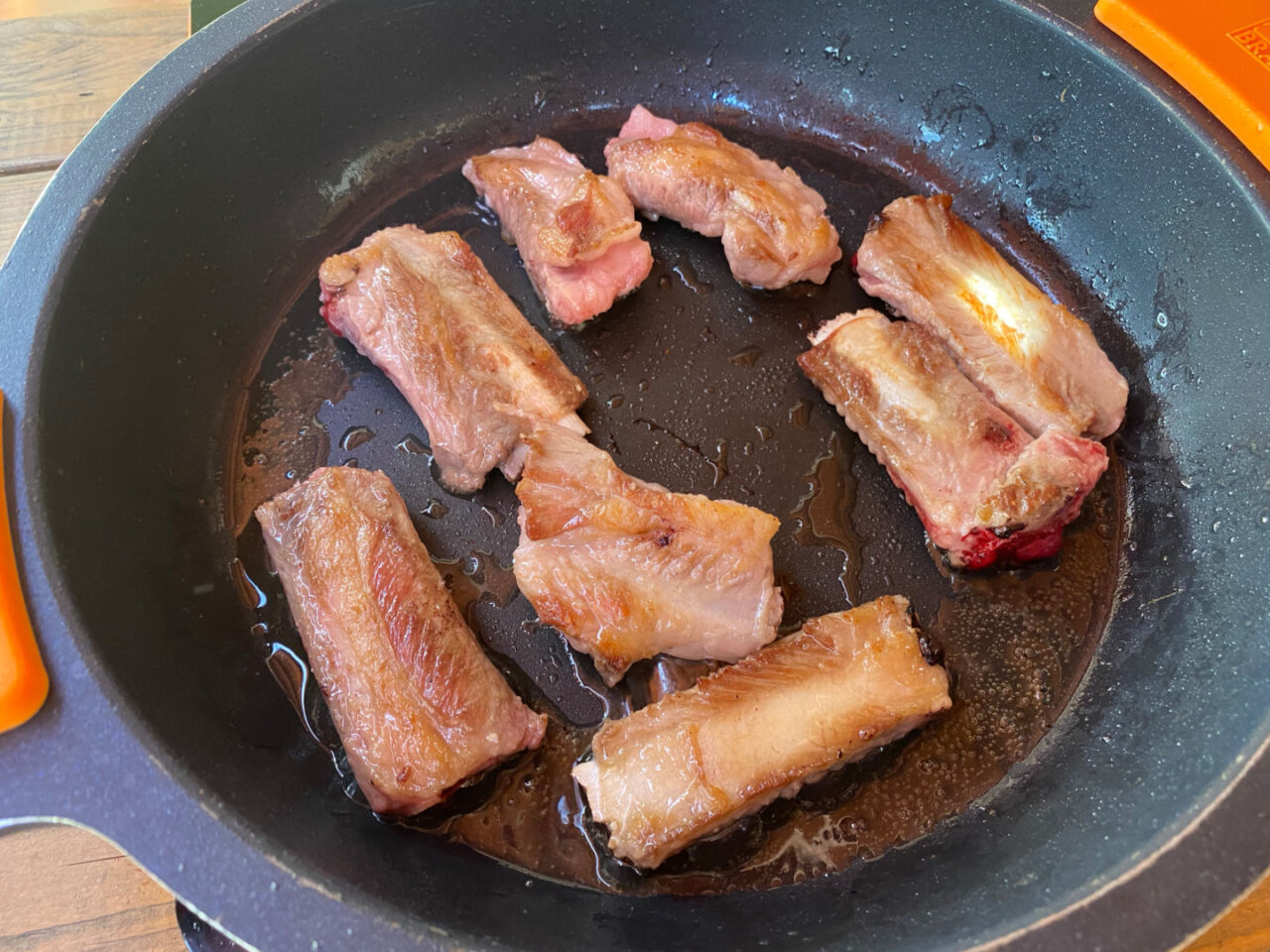 Sofreímos la costilla salpimentada en aceite de oliva