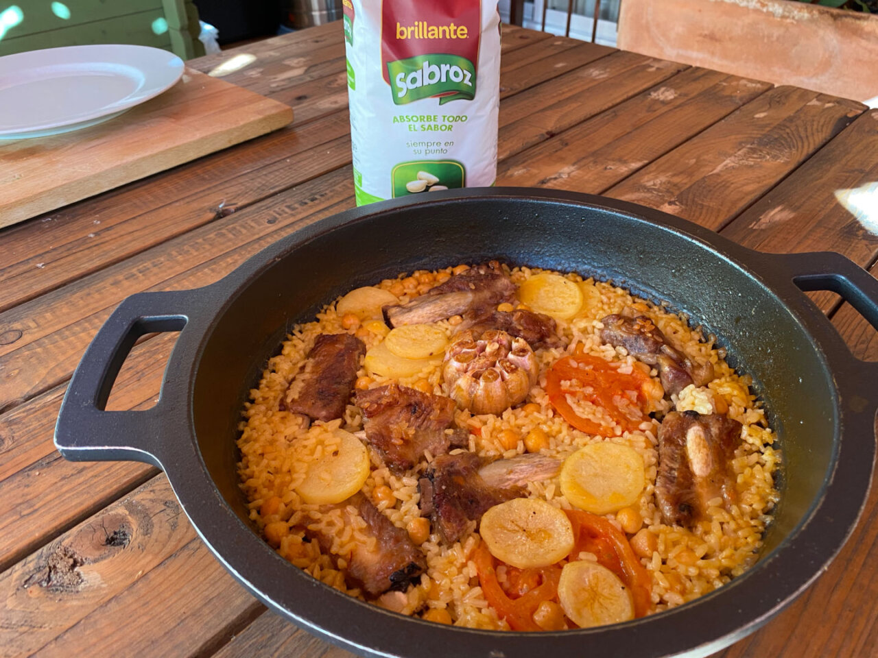 Añadimos los garbanzos cocidos, una patata en rodajas y el arroz Sabroz redondo