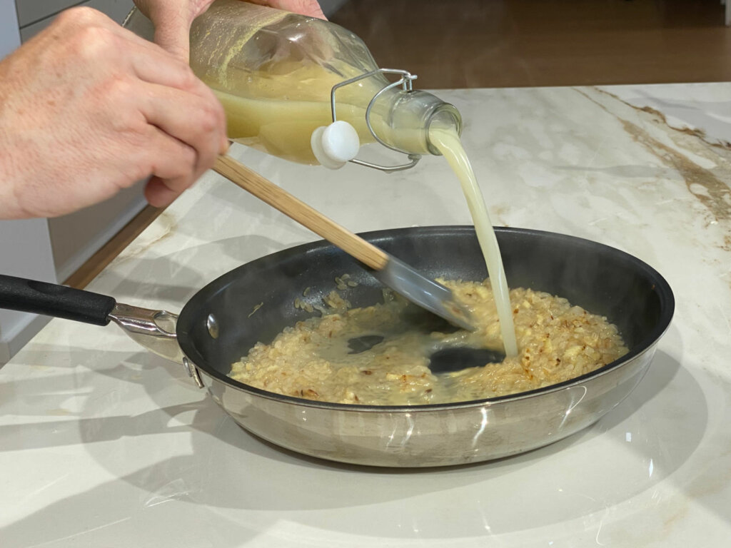 Añadimos el caldo de verduras o de pollo