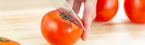 Partimos el tomate y la cebolla