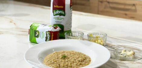 Plato de Risotto de queso con arroz Brillante Sabroz