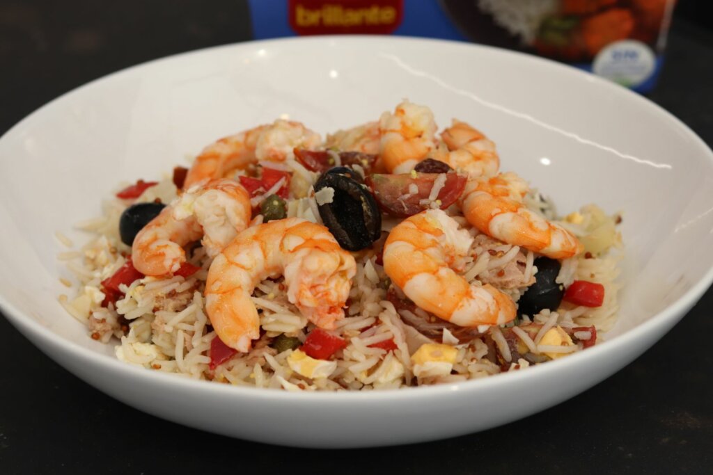 Ensalada de arroz basmati de verano con langostinos