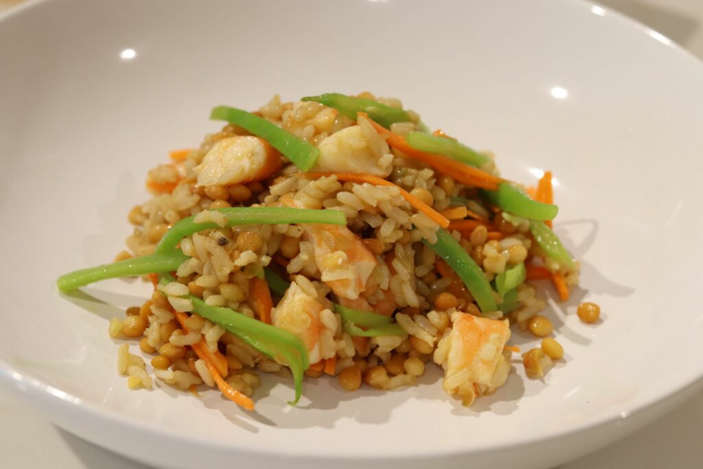 Ensalada de arroz integral con lentejas y gambas