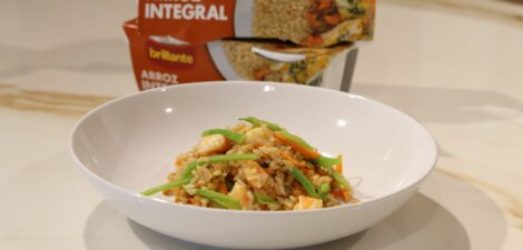 Ensalada de arroz integral con lentejas y gambas