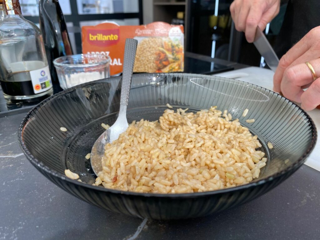 Calentamos el vasito de arroz integral Brillante y lo ponemos en un bol