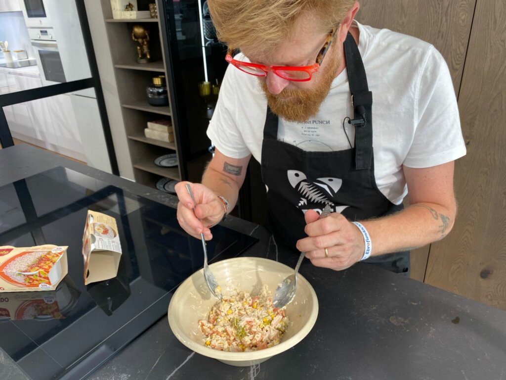 Ensalada de arroz redondo con pollo, maíz y espárragos