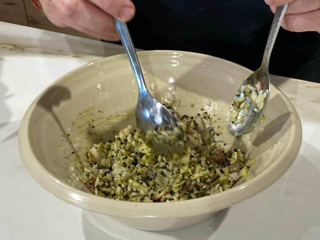 Añadimos el pesto y mezclamos nuestra ensalada