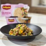 Ensalada de quinoa con mango, aguacate y atún