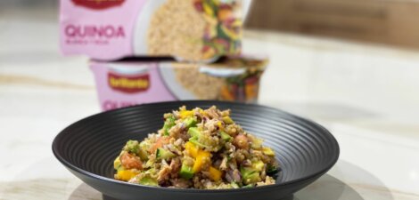 Ensalada de quinoa con mango, aguacate y atún