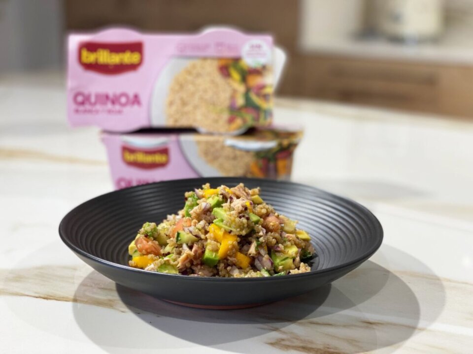 Ensalada de quinoa con mango, aguacate y atún