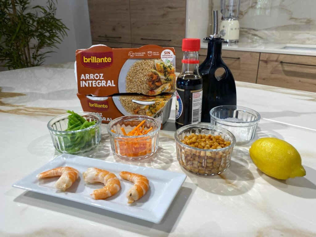 Ingredientes para hacer ensalada de arroz integral con lentejas y gambas