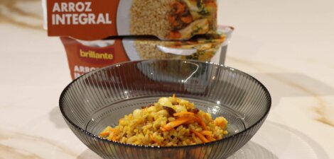 Ensalada de arroz integral con pasas y almendras