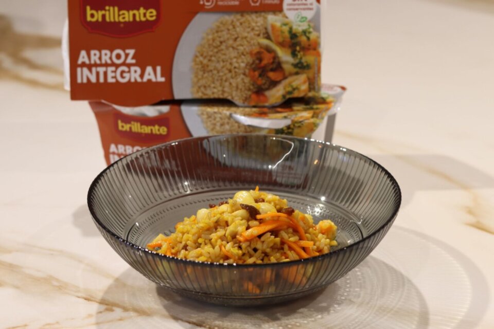 Ensalada de arroz integral con pasas y almendras