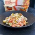 Ensalada de arroz redondo con pollo, maíz y espárragos