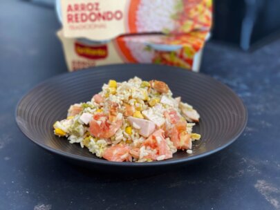 Ensalada de arroz redondo con pollo, maíz y espárragos
