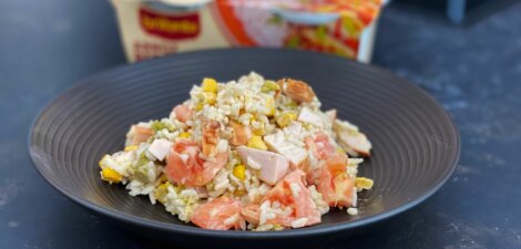 Ensalada de arroz redondo con pollo, maíz y espárragos