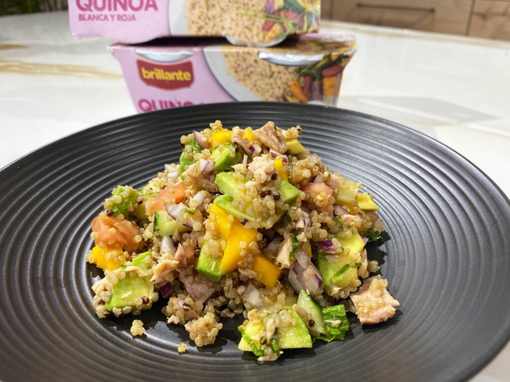 Ensalada de quinoa con mango, aguacate y atún