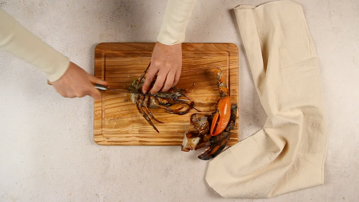 Receta arroz con bogavante paso 1 Cortamos el bogavante por partes: primero, cortamos las pinzas y, después, separamos la cabeza del cuerpo.