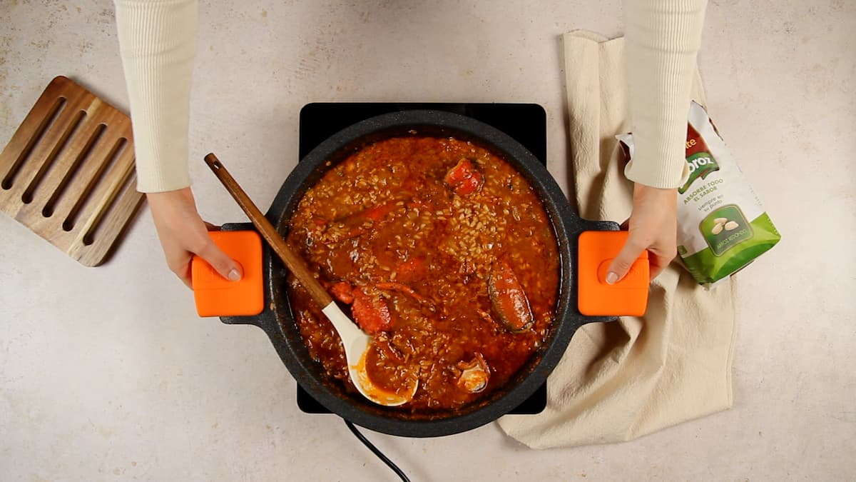 Receta arroz con bogavante plato listo para disfrutar