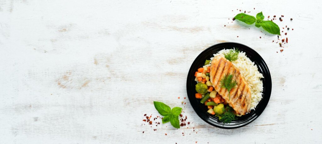 Plato de filete de pollo con arroz basmati