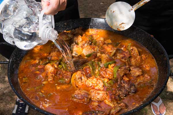 paella valenciana echar agua