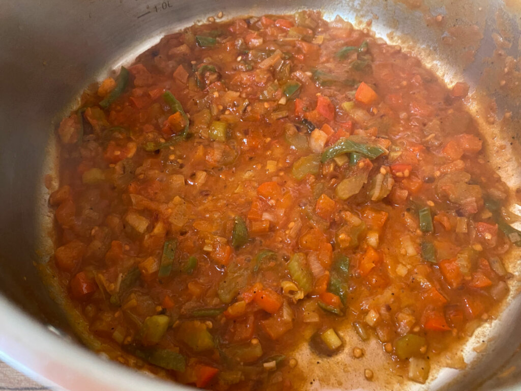 Fríe los dos tomates y déjalos cocinar a fuego lento