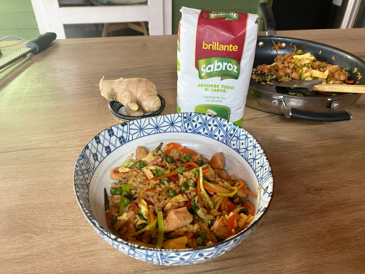 Foto de Salteado de arroz con pollo frito