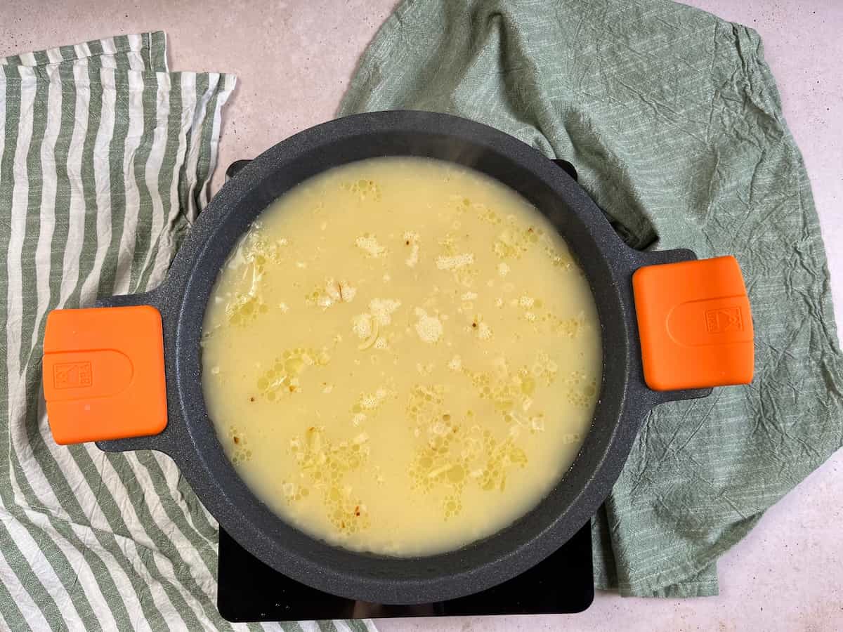 Receta arroz con lentejas. pASO 3: A continuación, incorpora el caldo de pollo. Deja cocinar 25 minutos. 