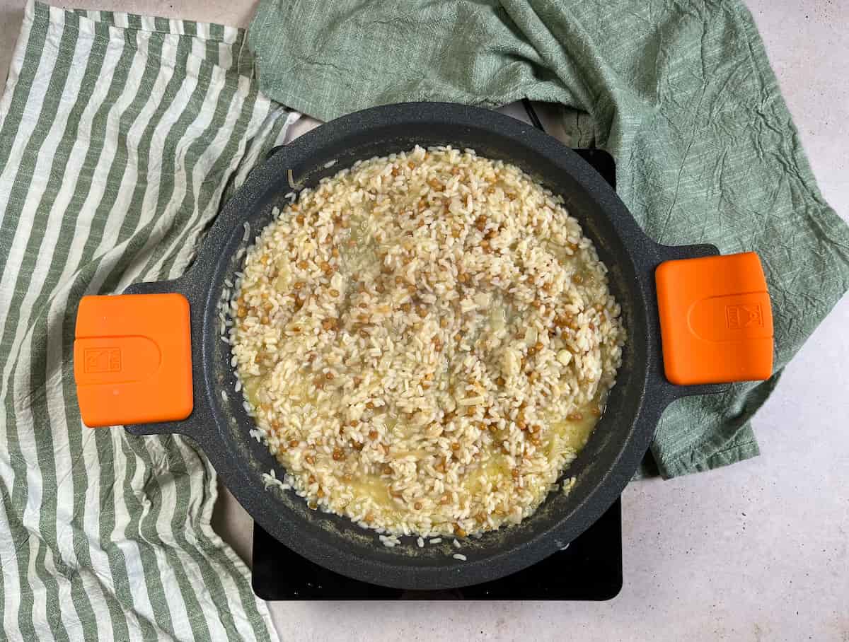 Receta arroz con lentejas. Paso 4: Seguidamente, cuando falten 5 minutos para que finalice la cocción, añade las lentejas ya cocidas.
