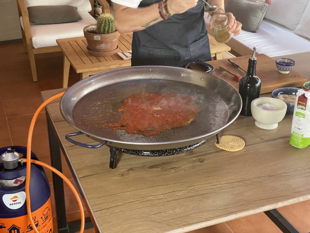 Sofrito de la paella con rape