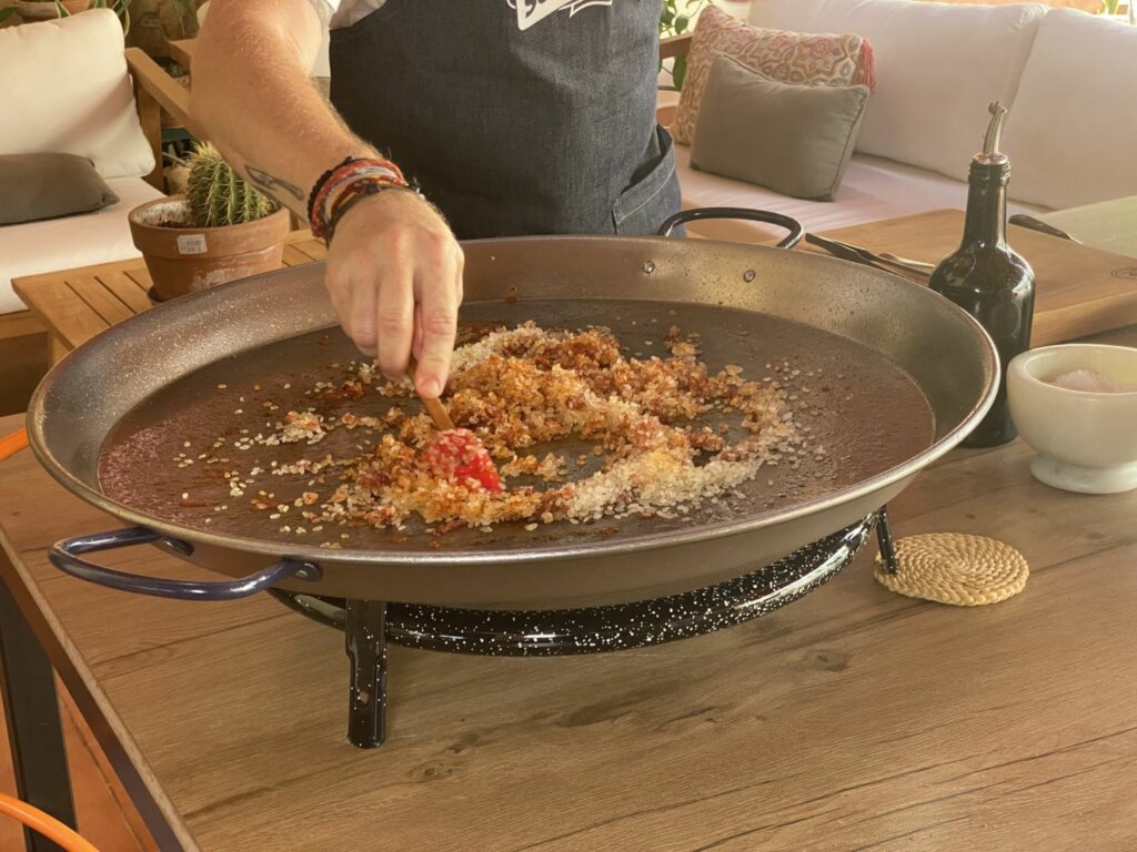 Echamos el arroz al sofrito de la paella