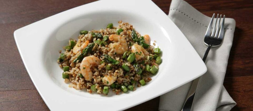 Salteado de arroz integral con quinoa, gambas y espárragos trigueros