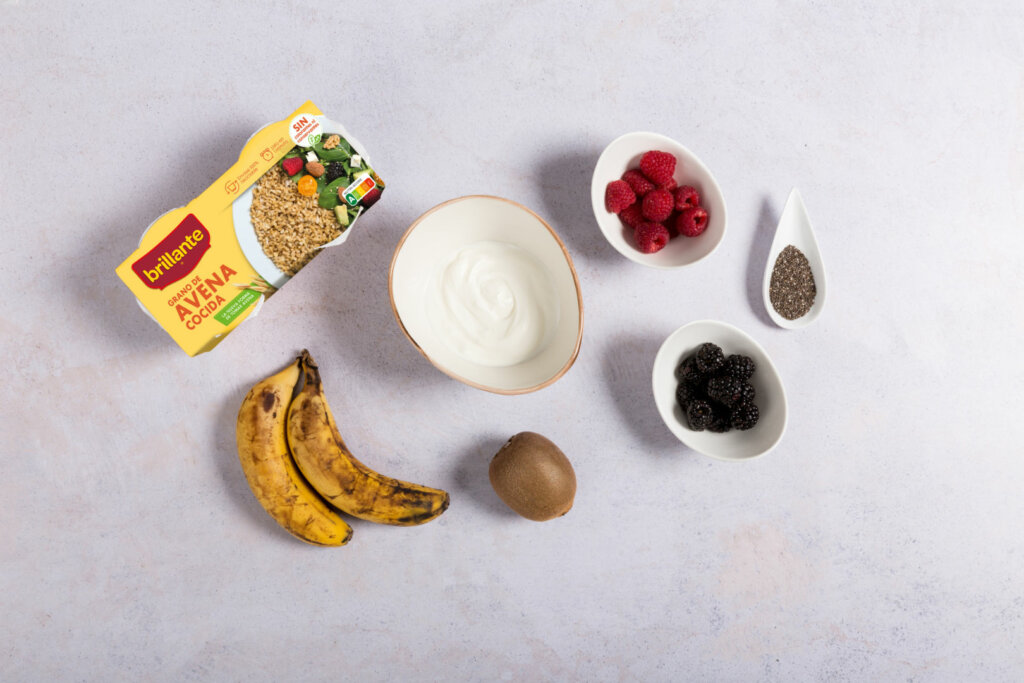 Ingredientes para preparar el Bowl de avena con yogur, fruta y chía