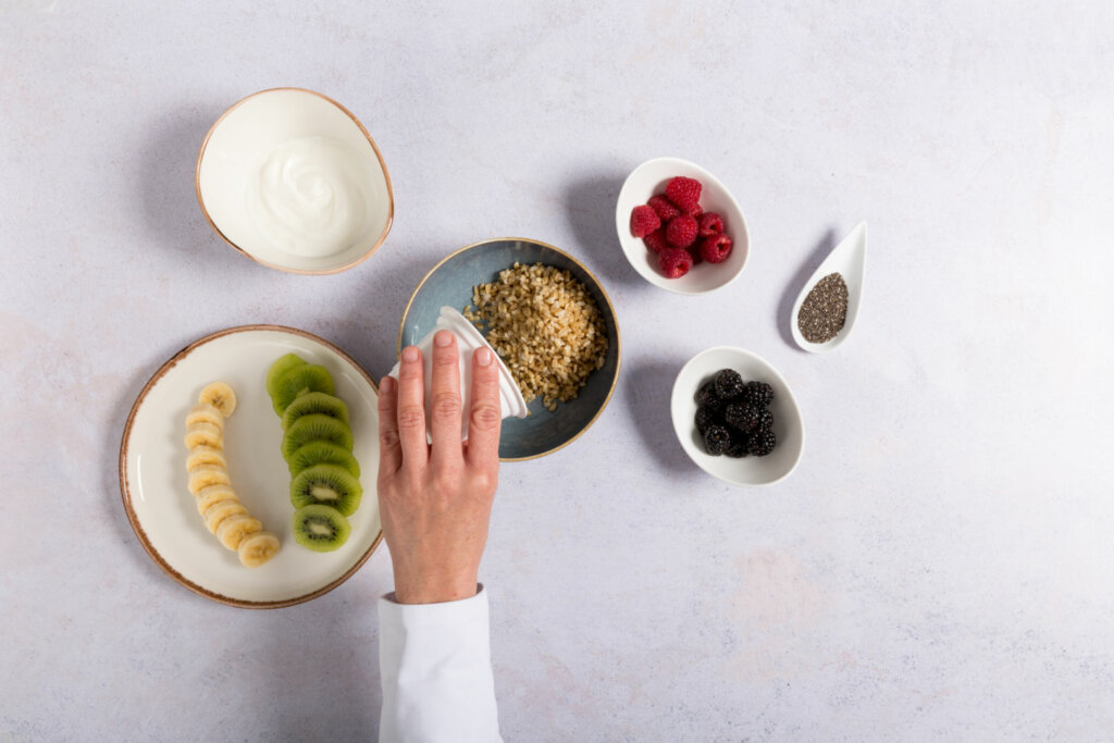 Añadimos nuestro ingrediente principal, la avena cocida en grano de nuestro vasito Brillante