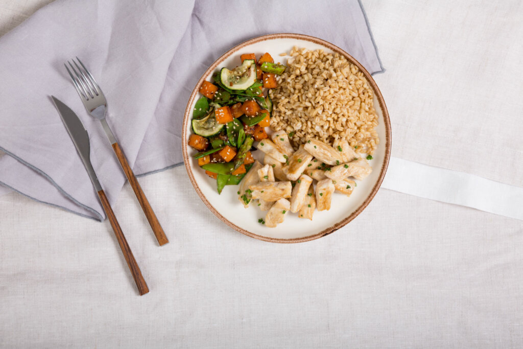 Salteado de verduras con pollo y avena