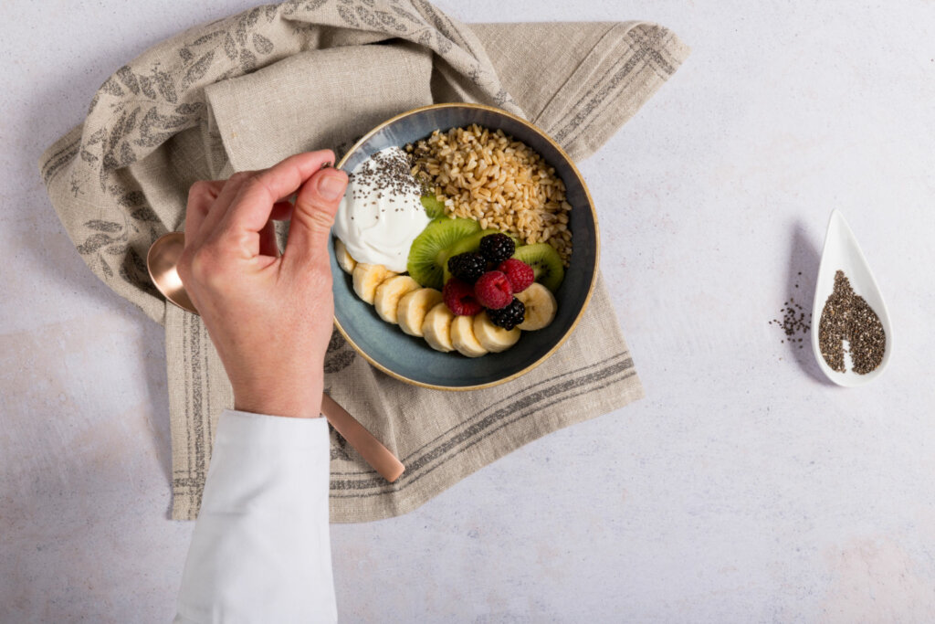 Añadimos el yogur y resto de frutas