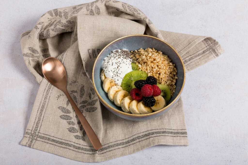 Bowl de avena con yogur, fruta y chía preparado