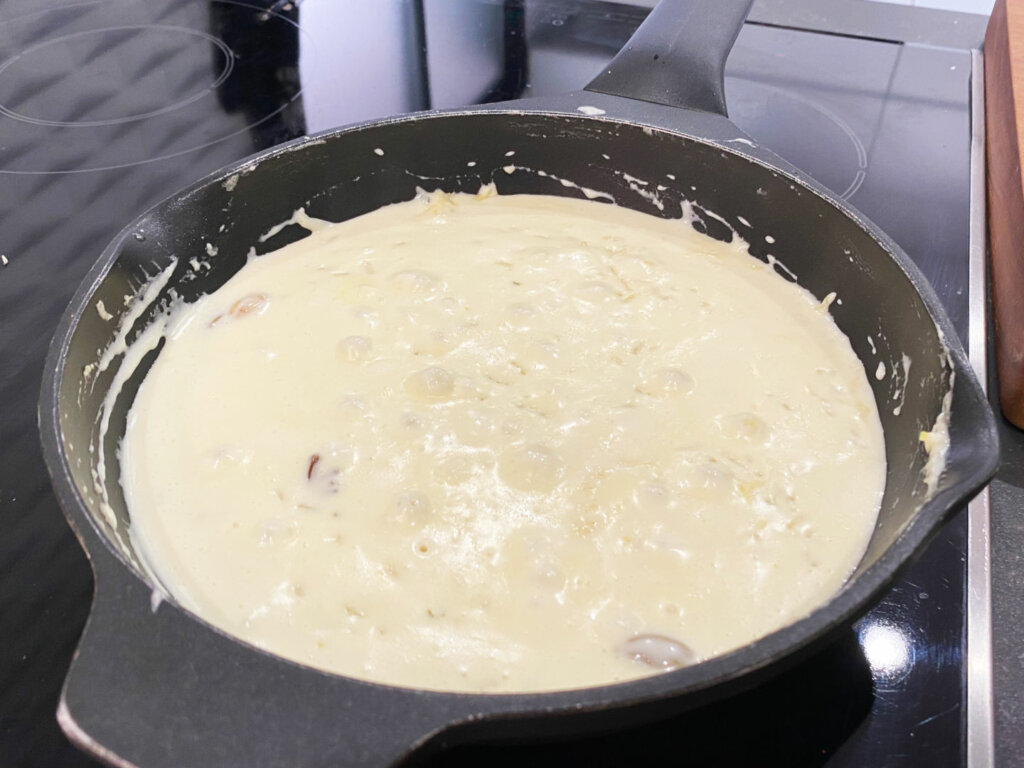 sartén con leche y trozos de limon