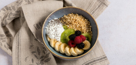 Bowl de granos de avena con yogur, fruta y chía