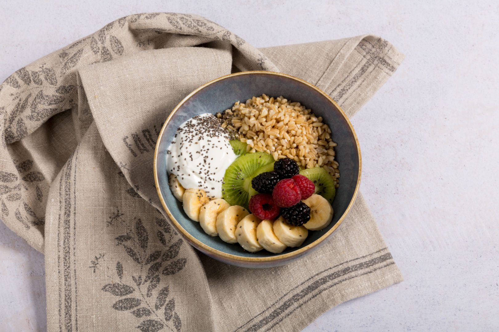 Bowl de granos de avena con yogur, fruta y chía
