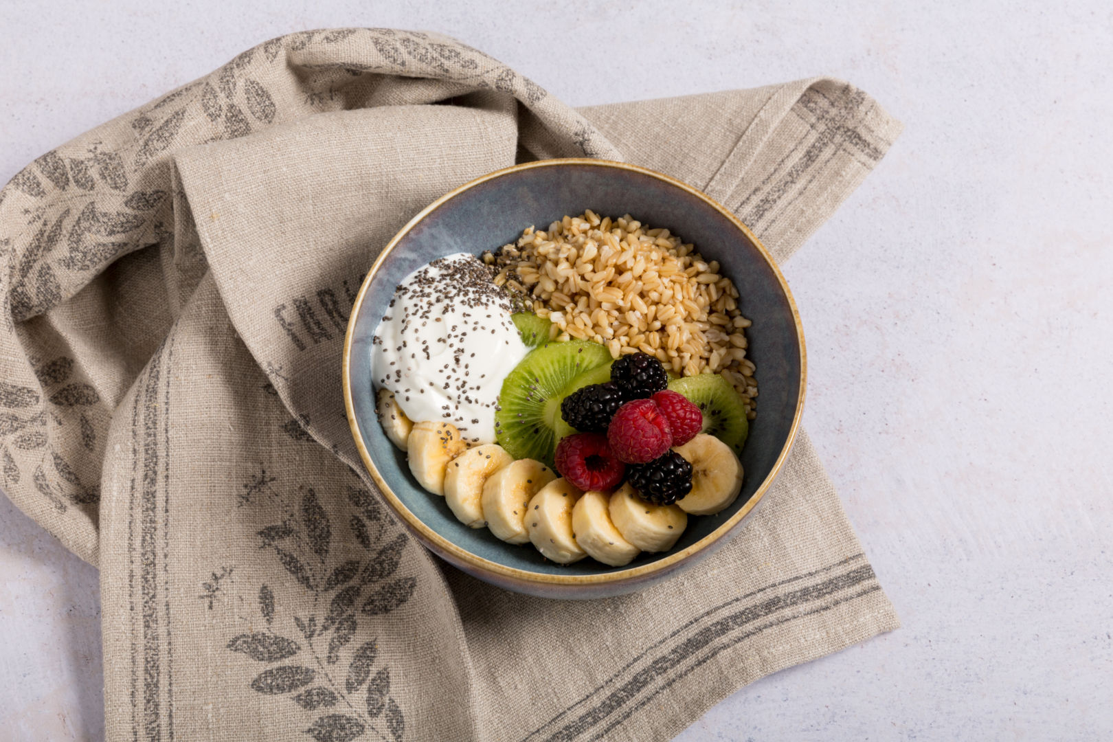 Bowl de avena con yogur, fruta y chía