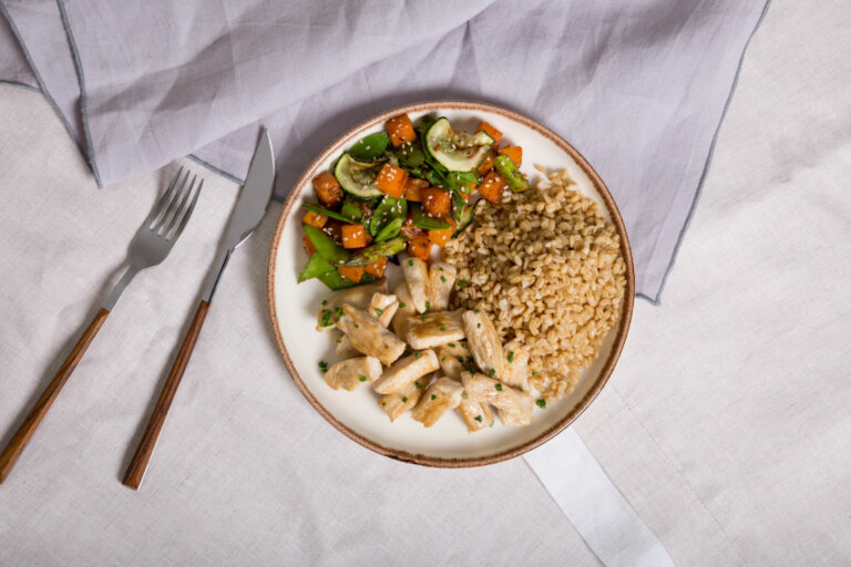 Foto de Salteado de verduras con pollo y avena