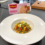nsalada de quinoa y garbanzos servida