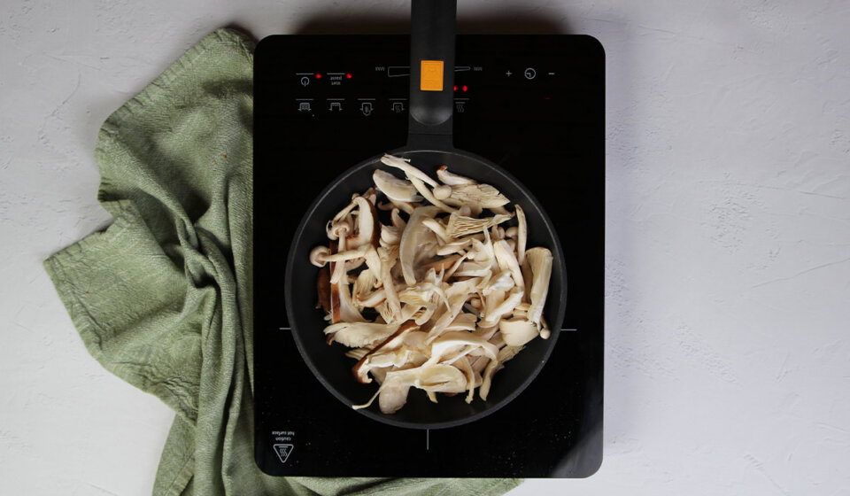 Saltea las setas para risotto con setas
