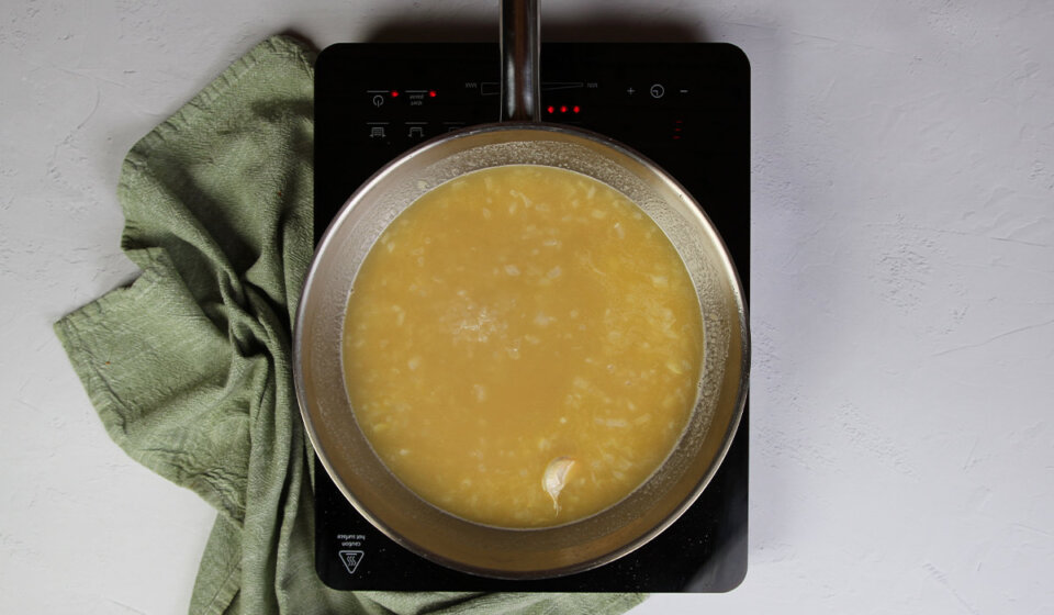 Caldo para risotto con setas