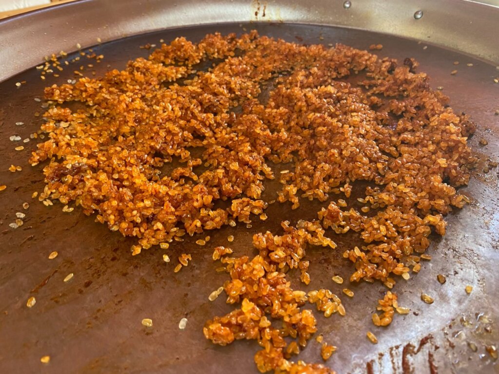 Incorporamos 350 gramos de arroz para nuestra paella de 60 centímetros