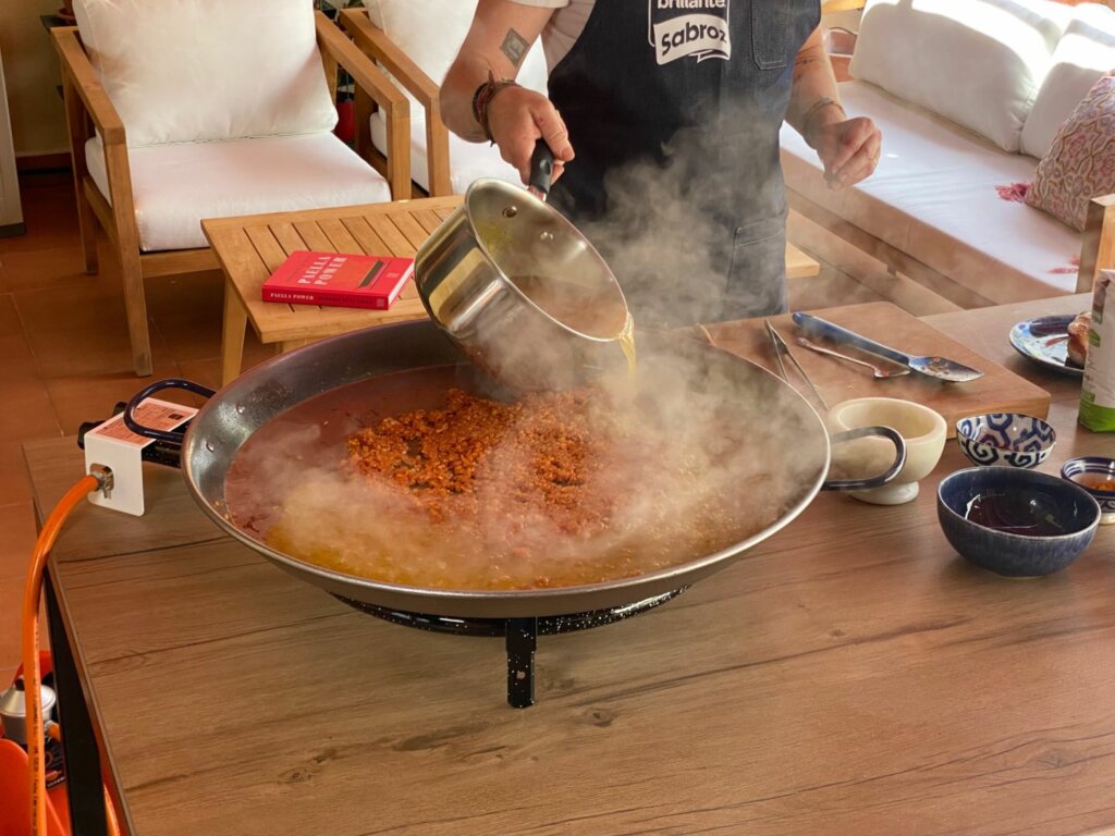 Incorporamos tres veces de caldo respecto a la cantidad del arroz