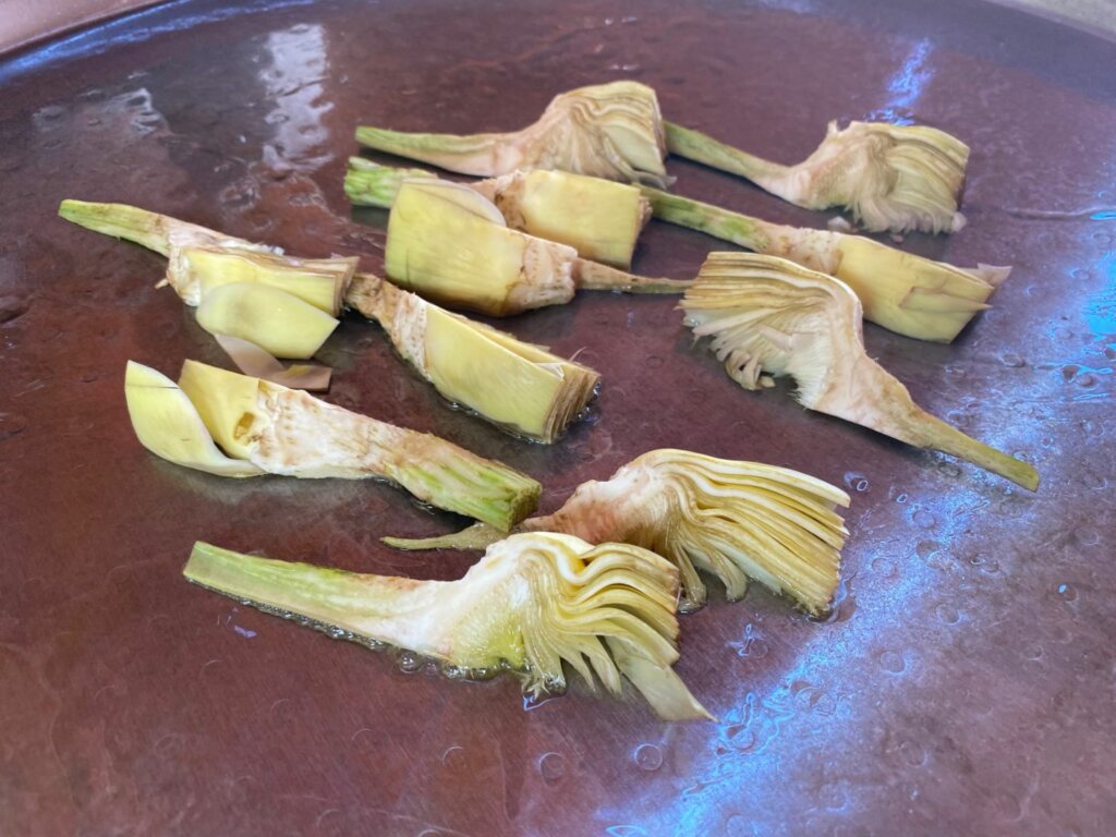 We sauté the artichokes in paella.
