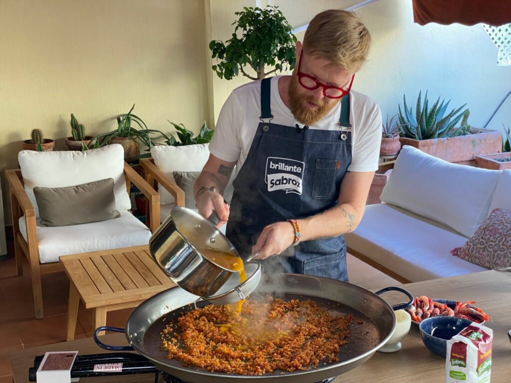 Incorporamos el caldo de pescado poco a poco en nuestra paella