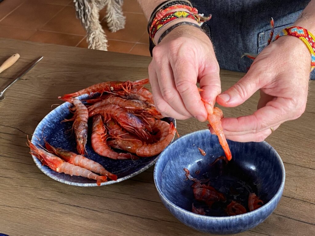 Lo primero, preprararemos un caldo de pescado con nuestras gambas rojas